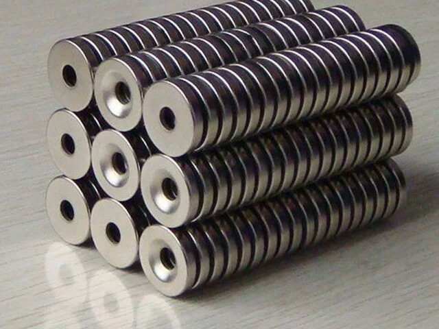 Countersunk tool magnet