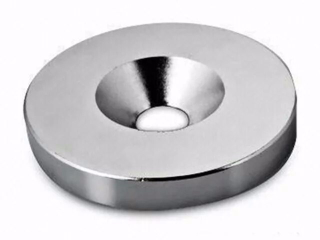 Countersunk tool magnet