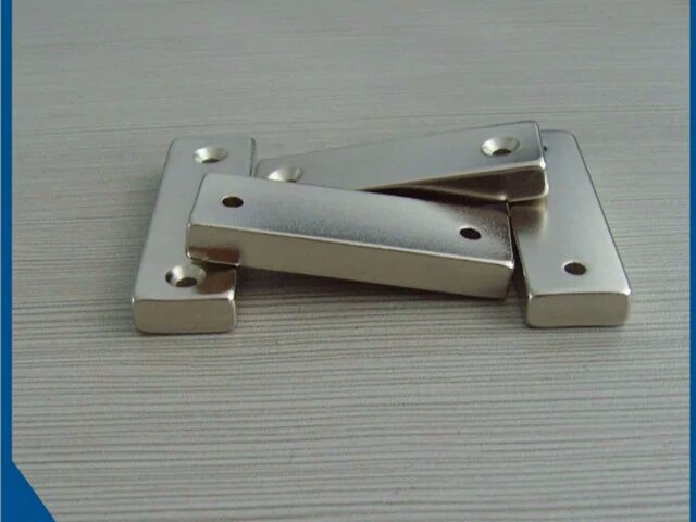 Countersunk tool magnet