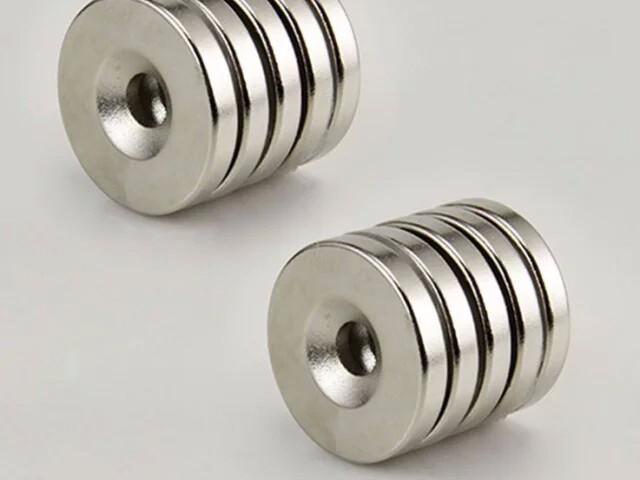 Countersunk tool magnet