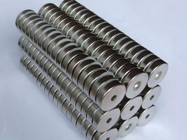 Countersunk tool magnet